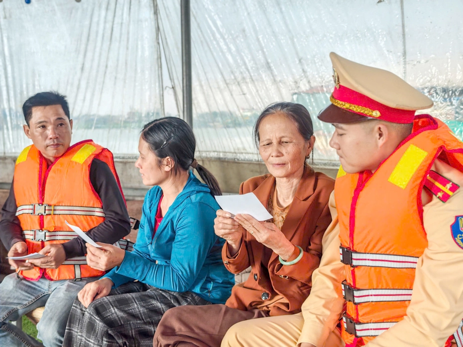 H&agrave; Nội: CSGT l&ecirc;n thuyền ph&aacute;t thẻ cử tri tại l&agrave;ng ch&agrave;i, sẵn s&agrave;ng cho Ng&agrave;y hội non s&ocirc;ng- Ảnh 10.