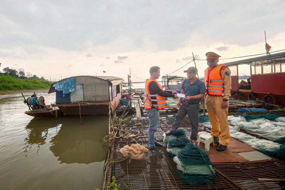 H&agrave; Nội: CSGT l&ecirc;n thuyền ph&aacute;t thẻ cử tri tại l&agrave;ng ch&agrave;i, sẵn s&agrave;ng cho Ng&agrave;y hội non s&ocirc;ng- Ảnh 2.