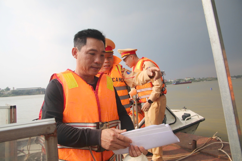 H&agrave; Nội: CSGT l&ecirc;n thuyền ph&aacute;t thẻ cử tri tại l&agrave;ng ch&agrave;i, sẵn s&agrave;ng cho Ng&agrave;y hội non s&ocirc;ng- Ảnh 6.