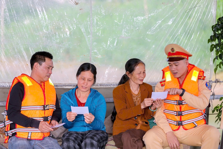 H&agrave; Nội: CSGT l&ecirc;n thuyền ph&aacute;t thẻ cử tri tại l&agrave;ng ch&agrave;i, sẵn s&agrave;ng cho Ng&agrave;y hội non s&ocirc;ng- Ảnh 4.