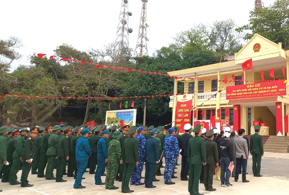 Hải Phòng: Cử tri đặc khu Bạch Long Vĩ nô nức bầu cử sớm- Ảnh 1. Hải Phòng: Cử tri đặc khu Bạch Long Vĩ nô nức bầu cử sớm- Ảnh 1.