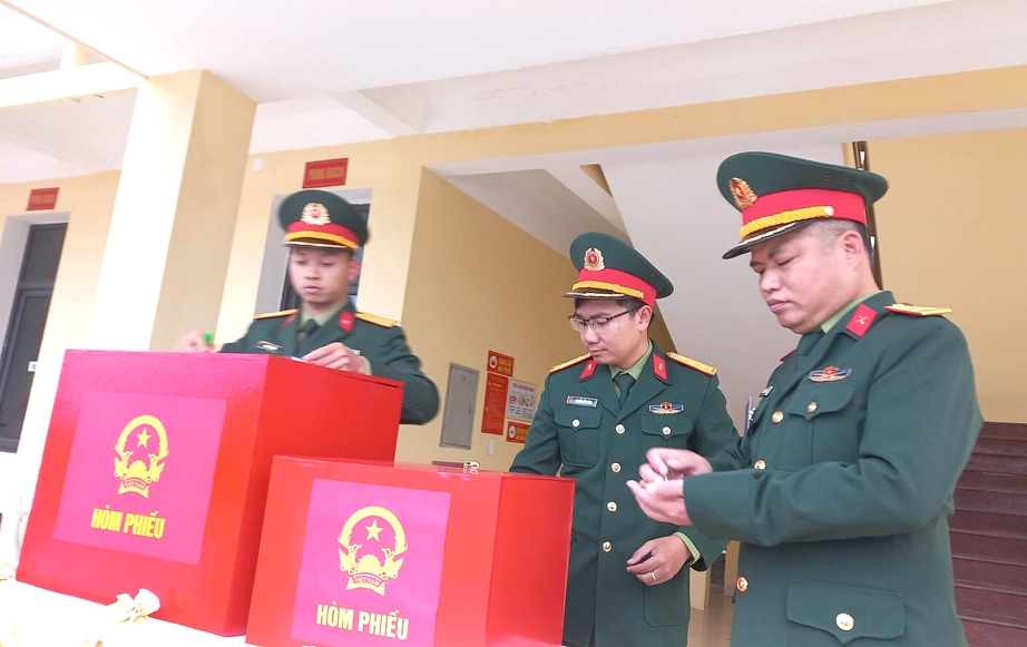 Hải Phòng: Cử tri đặc khu Bạch Long Vĩ nô nức bầu cử sớm- Ảnh 2. Hải Phòng: Cử tri đặc khu Bạch Long Vĩ nô nức bầu cử sớm- Ảnh 2.