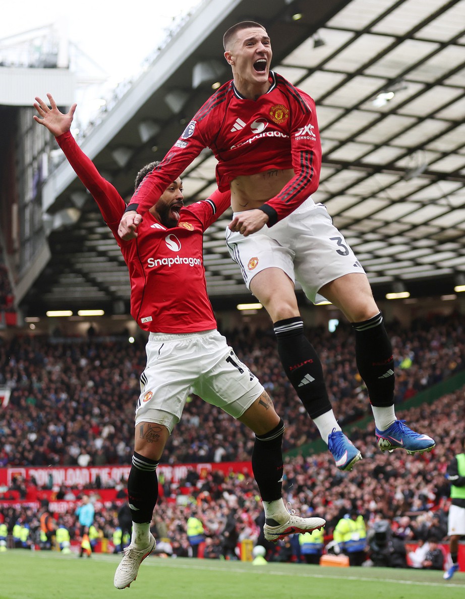 Ngoại hạng Anh: Bruno Fernandes tỏa sáng, Man United dễ dàng vượt qua Aston Villa- Ảnh 1. Ngoại hạng Anh: Bruno Fernandes tỏa sáng, Man United dễ dàng vượt qua Aston Villa- Ảnh 1.