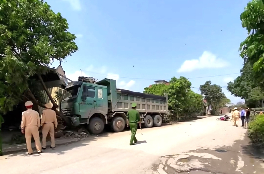 Ninh B&igrave;nh: Va chạm với xe tải, người đ&agrave;n &ocirc;ng đi xe m&aacute;y tử vong thương t&acirc;m- Ảnh 1.