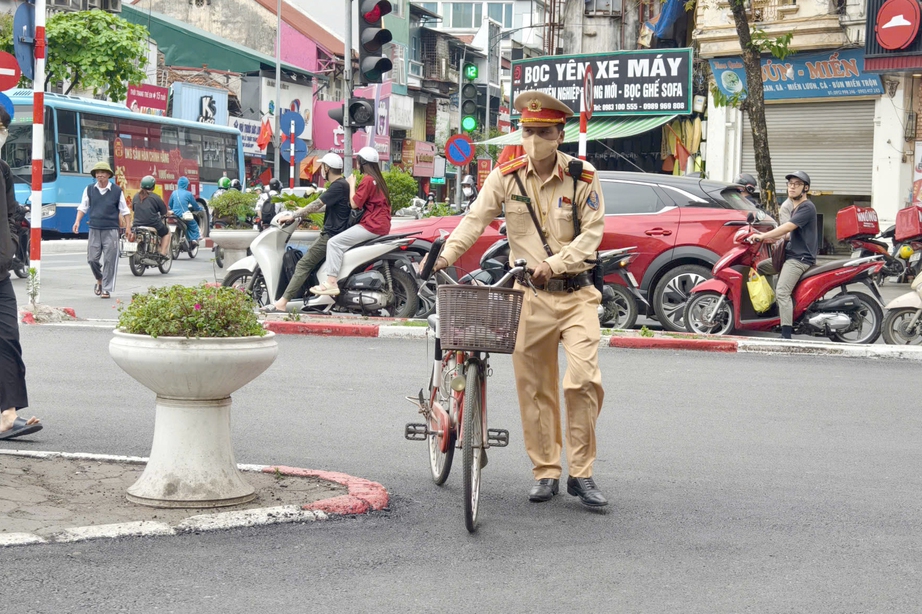 H&agrave; Nội: CSGT ph&aacute;t hiện  nhiều người lớn tuổi đi xe đạp vi phạm nồng độ cồn- Ảnh 4.