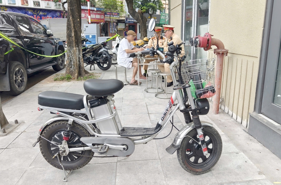 H&agrave; Nội: CSGT ph&aacute;t hiện  nhiều người lớn tuổi đi xe đạp vi phạm nồng độ cồn- Ảnh 1.