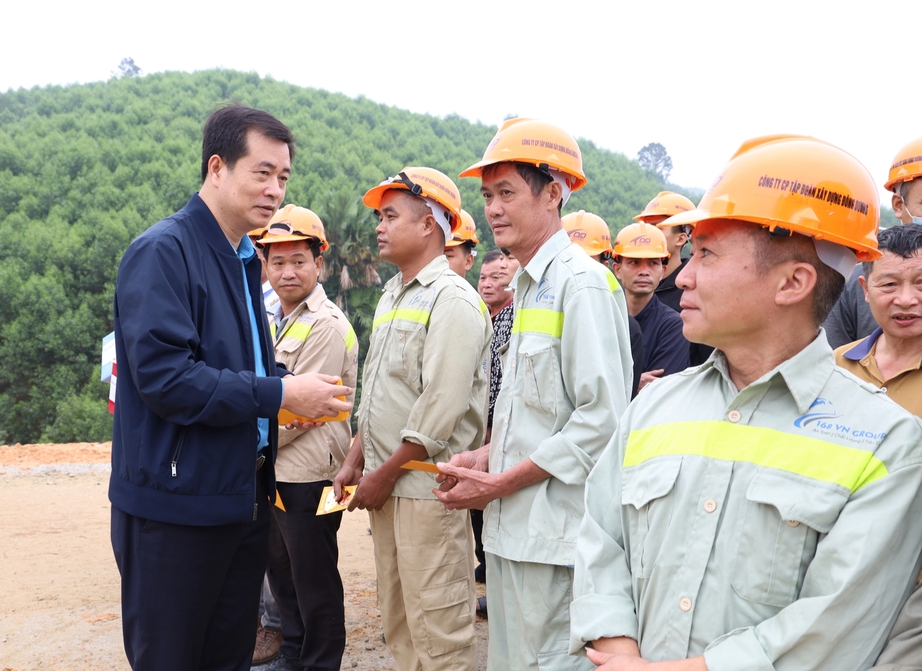 Gắn kết để vững mạnh: H&agrave;nh tr&igrave;nh một năm của C&ocirc;ng đo&agrave;n X&acirc;y dựng Việt Nam- Ảnh 1.