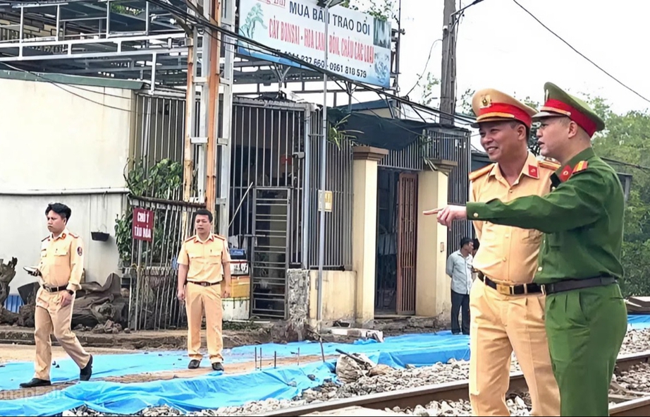 Đ&oacute;ng bốn lối đi tự mở nguy hiểm qua đường sắt ở Ninh B&igrave;nh- Ảnh 1.