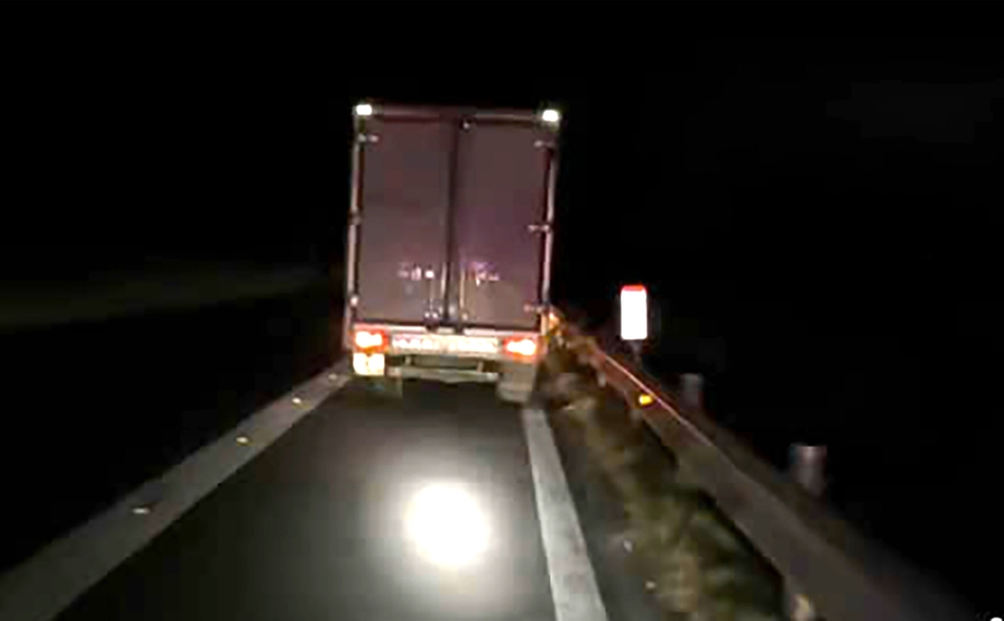 Một ng&agrave;y ph&aacute;t hiện 34 trường hợp dừng, đỗ xe sai quy định tr&ecirc;n cao tốc- Ảnh 1.