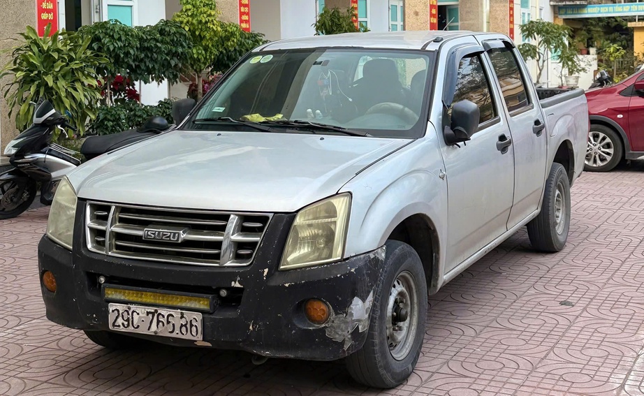 Hà Nội: Tạm giữ hình sự tài xế ô tô bán tải chèn ngã người đi xe máy chở trẻ em- Ảnh 2. Hà Nội: Tạm giữ hình sự tài xế ô tô bán tải chèn ngã người đi xe máy chở trẻ em- Ảnh 2.