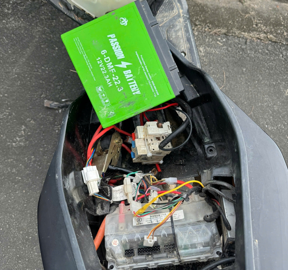 H&agrave; Tĩnh: Ngăn hiểm họa từ những chiếc xe "độ pin"- Ảnh 2.