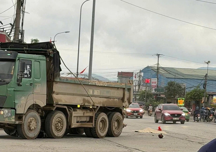 Xe tải va chạm xe m&aacute;y tr&ecirc;n QL1 qua H&agrave; Tĩnh, người đ&agrave;n &ocirc;ng tử vong tại chỗ- Ảnh 1.