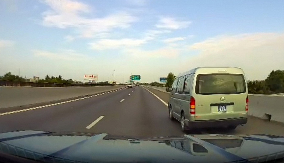 Xe biển xanh vi phạm giao th&ocirc;ng, ai nộp phạt?- Ảnh 1.