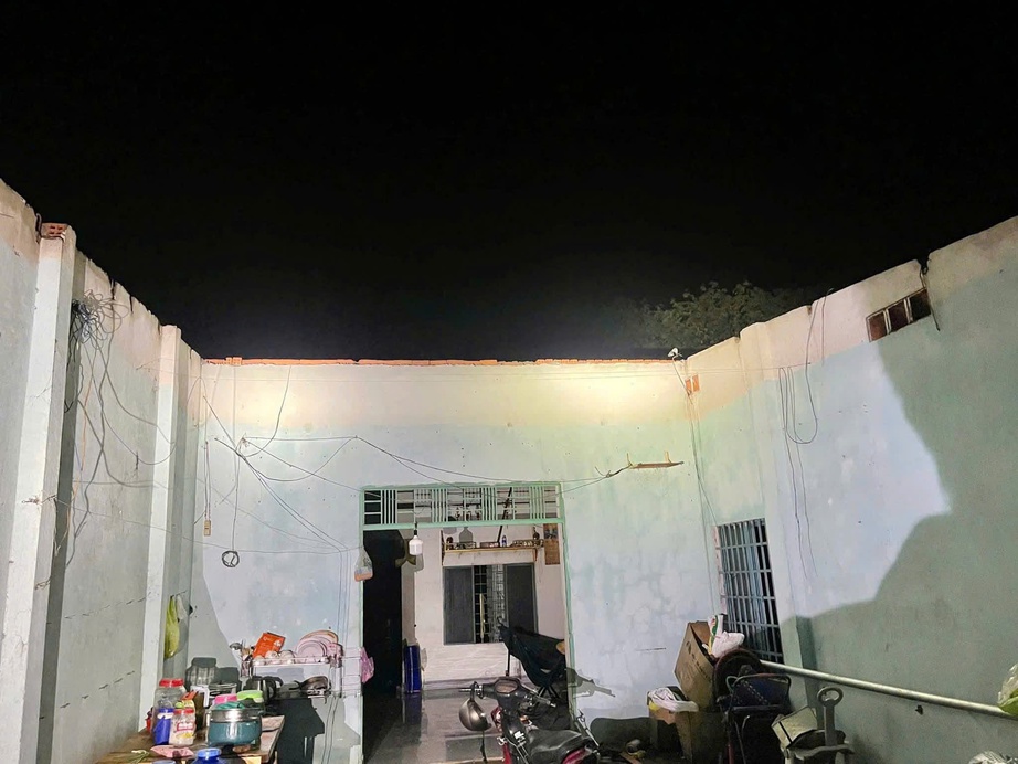 Mưa lốc tr&aacute;i m&ugrave;a tại TP.HCM g&acirc;y mất điện cục bộ, nhiều nh&agrave; d&acirc;n bị tốc m&aacute;i- Ảnh 1.