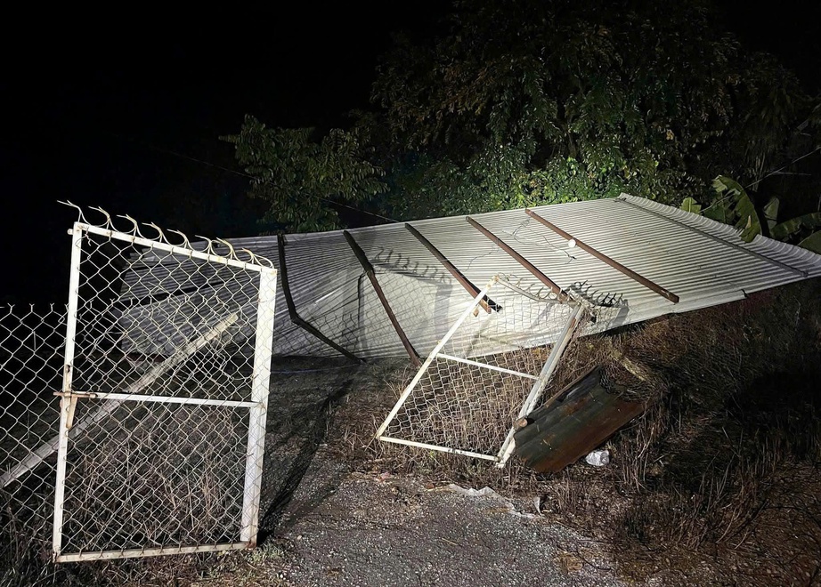 Mưa lốc tr&aacute;i m&ugrave;a tại TP.HCM g&acirc;y mất điện cục bộ, nhiều nh&agrave; d&acirc;n bị tốc m&aacute;i- Ảnh 2.