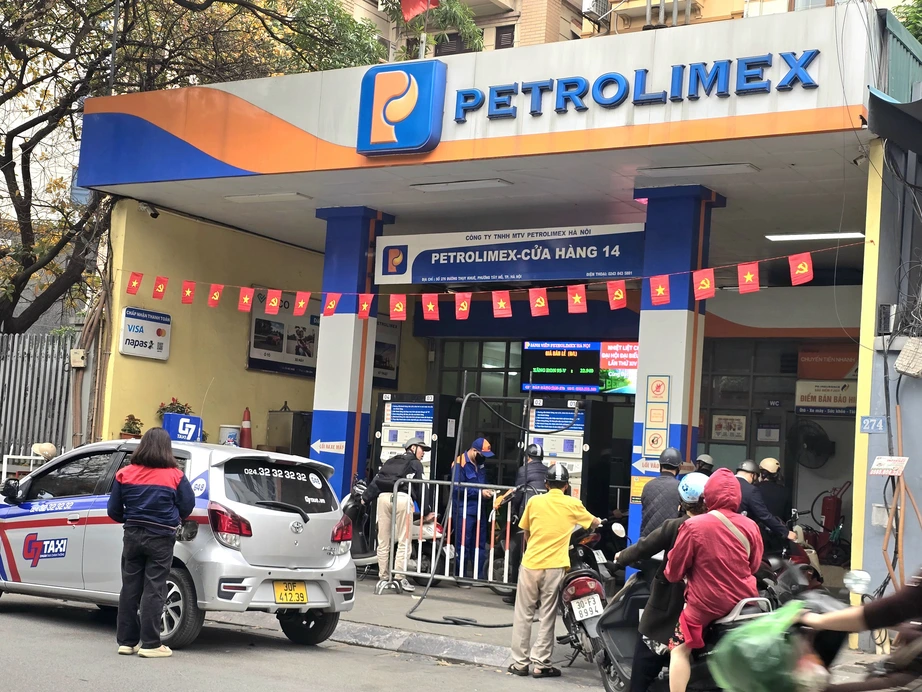Kỳ điều h&agrave;nh bất thường: Gi&aacute; xăng RON 95 tăng 4.707 đồng/l&iacute;t, dầu tăng gần 8.500 đồng- Ảnh 1.