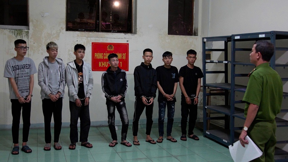 Bắt nh&oacute;m đối tượng v&ocirc; cơ ch&eacute;m chết người tr&ecirc;n phố trong đ&ecirc;m- Ảnh 1.