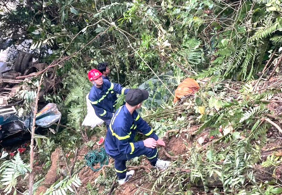 Quảng Ng&atilde;i: Xe tải lao xuống vực tr&ecirc;n đ&egrave;o Vi &Ocirc; Lắk, ba người thương vong- Ảnh 1.