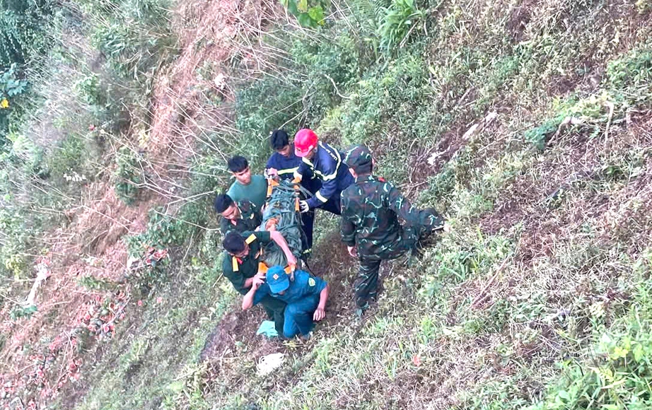 Quảng Ng&atilde;i: Xe tải lao xuống vực tr&ecirc;n đ&egrave;o Vi &Ocirc; Lắk, ba người thương vong- Ảnh 2.