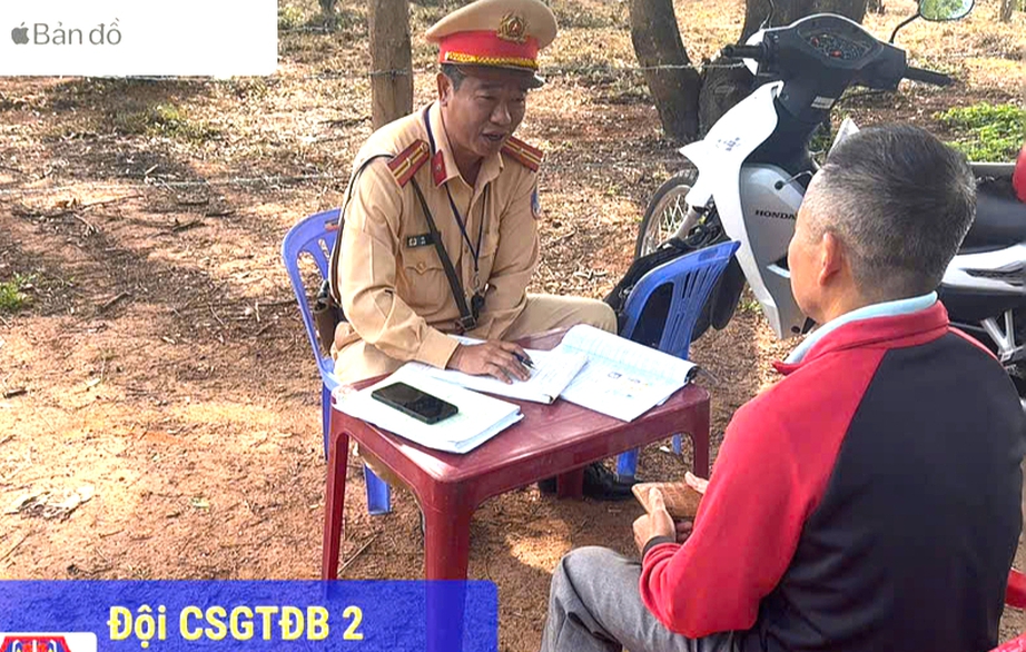 Phạt 5 triệu, trừ 6 điểm GPLX t&agrave;i xế xe biển xanh l&agrave;m xiếc tr&ecirc;n đường ở Quảng Ng&atilde;i- Ảnh 1.