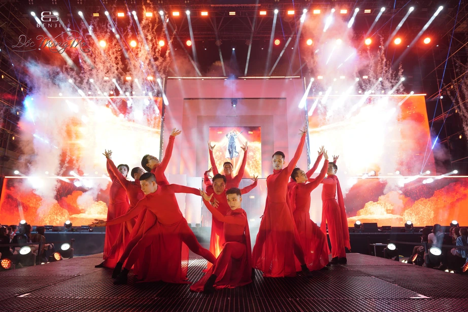 T&ugrave;ng Dương "lột x&aacute;c" khi cover loạt hit nhạc trẻ, khuấy động Her Concert- Ảnh 2.