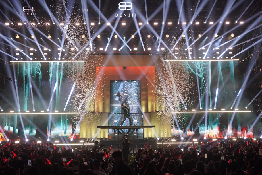 T&ugrave;ng Dương "lột x&aacute;c" khi cover loạt hit nhạc trẻ, khuấy động Her Concert- Ảnh 1.