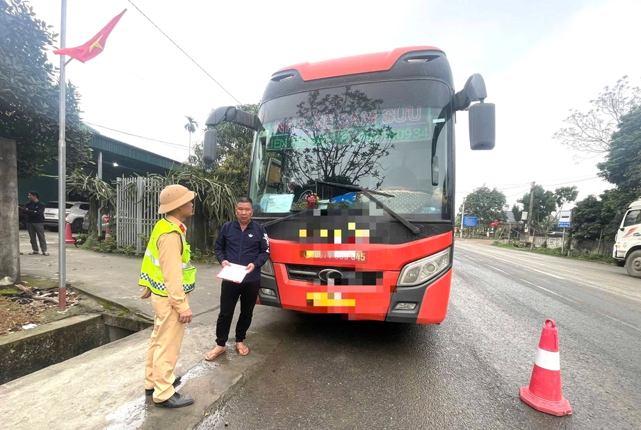 Tuyên Quang: Xe khách 19 chỗ chở 60 người bị phạt hơn 223 triệu đồng - Ảnh 1. Tuyên Quang: Xe khách 19 chỗ chở 60 người bị phạt hơn 223 triệu đồng - Ảnh 1.