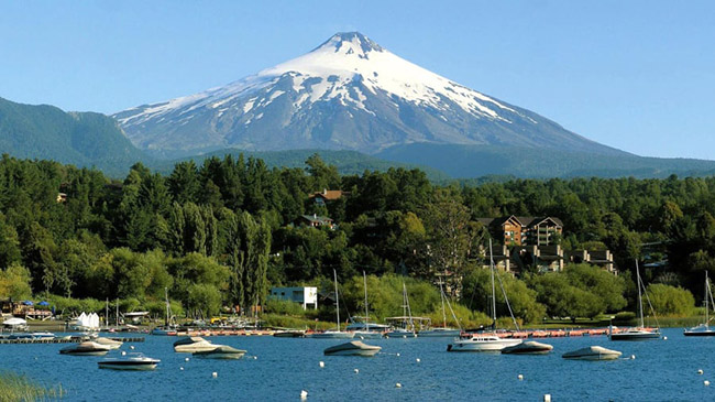 Quận Hồ Chile, Chile: Phong cảnh ở đây sẽ mang đến cho du khách những bất ngờ kinh ngạc rất thanh bình và vào ngày 14 / 12 năm 2020 bạn sẽ được chiêm ngưỡng nhật thực toàn phần tại thị trấn Pucón vào lúc 1giờ chiều, giờ địa phương.
