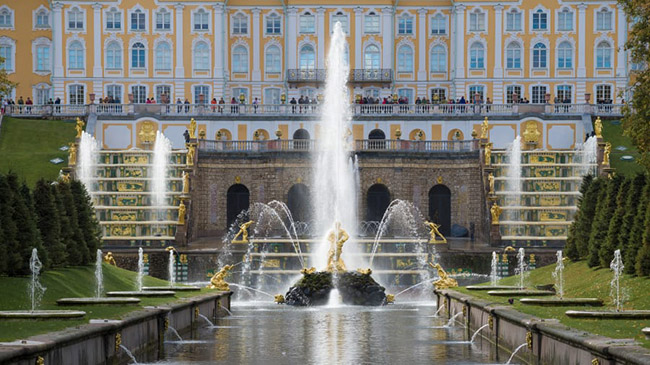 Petersburg, Nga: Thủ đô cũ của Nga, thành phố này nổi tiếng nhất với "Đêm trắng" vào giữa mùa hè cùng rất nhiều kiến trúc đẹp tuyệt vời như cung điện mùa đông, cung điện mùa hè…