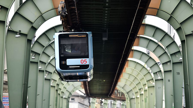 Wuppertal, Đức: Tuyến đường sắt treo Schwebebahn 120 tuổi khiến thành phố này trông giống như bước ra từ một câu truyện viễn tưởng.