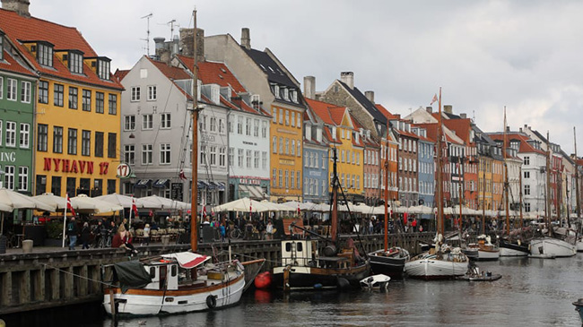 Copenhagen, Đan Mạch: Nằm ở một trong những quốc gia hạnh phúc nhất thế giới, thủ đô xinh đẹp này là nơi có những ngôi nhà buôn đầy màu sắc, kênh đào trong xanh và những người dân thân thiện.