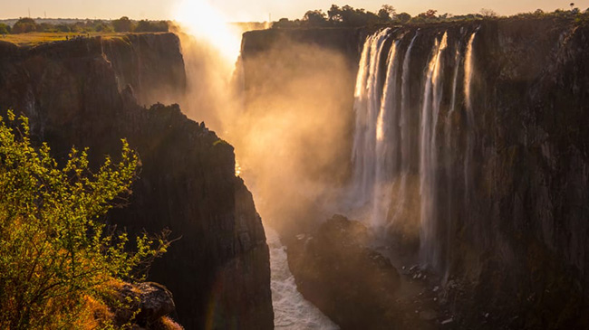 Zambia: Với hơn 30% đất đai của đất nước là các công viên quốc gia, làm một chuyến thăm tới Zambia vào năm 2020 sẽ giúp bạn có những trải nghiệm tuyệt vời, nhất là khi ngắm nhìn thác Victoria tuyệt đẹp.