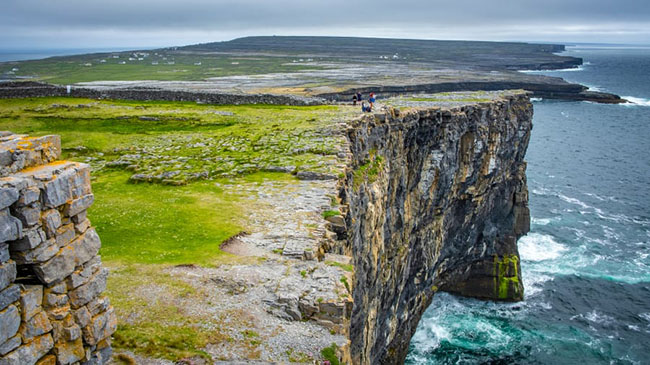 Galway, Ireland: Galway City, là một vùng đất sôi động, nhộn nhịp nơi diễn ra các lễ hội kỷ niệm quanh năm. Vách đá tại Dún Aonghasa trên Inshmore, Quần đảo Aran là một trong những điểm du lịch nổi tiếng nhất châu Âu.