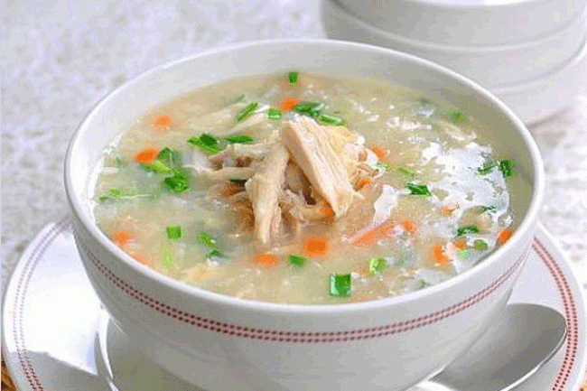 1. Cơm, cháo: Các món ăn từ gạo dễ tiêu hóa, giúp lấp đầy dạ dày nhưng không gây áp lực làm việc quá lớn lên cơ quan này.
