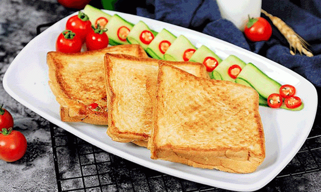 5. Sandwich gà nướng: Nếu bạn đang ở ngoài đường sau khi uống không ít rượu bia, hãy vào một cửa hàng ăn nhanh và gọi một chiếc sandwich gà nướng thay vì các món ăn chứa quá nhiều dầu mỡ như thịt nguội hoặc khoai tây chiên.