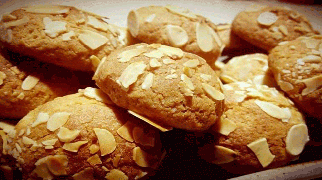 6. Bánh quy giòn có chứa ngũ cốc nguyên chất được tạo thành từ các loại carbs phức tạp giúp hấp thụ rượu và vitamin B, một thành phần bị cạn kiệt khi bạn uống rượu. Tuy nhiên, bạn nên tránh ăn những loại bánh quy có quá nhiều kem, bơ vì chúng gây cảm giác khó tiêu.