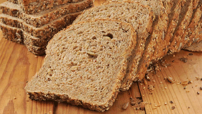 7. Bánh mì nướng nguyên hạt: Trong trường hợp bạn không có người chăm sóc khi say, việc ăn tạm vài lát bánh mì nguyên cám là lựa chọn hoàn hảo. Cố gắng đừng để bụng quá đói vì dạ dày co bóp liên tục sẽ khiến bạn rất khó chịu.