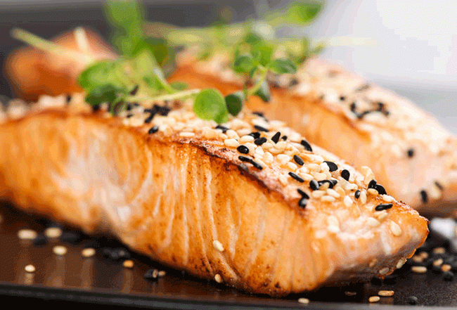2. Cá hồi: Rượu làm cạn kiệt lượng vitamin B12 của cơ thể. Trong khi đó, cá hồi có chứa hàm lượng vitamin B12 và omega 3 rất dồi dào để bù đắp một phần sự thiếu hụt do rượu bia gây ra. Vitaminh B12 có tác dụng quan trọng trong việc thúc đẩy trí nhớ ngắn hạn và chức năng thần kinh nói chung, vì vậy việc nạp sẵn một khẩu phần ăn cá hồi trước cuộc “nhậu” là điều rất cần thiết.