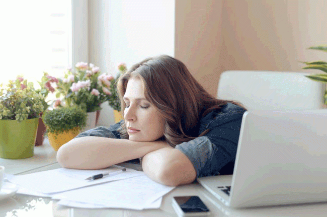 11. Mệt mỏi kéo dài: Mọi người đều có những ngày cảm thấy mệt mỏi, nhưng bạn sẽ cảm thấy sảng khoái sau 1 hoặc 2 đêm ngon giấc. Tuy nhiên, nếu bạn nhận thấy mình mệt mỏi mỗi ngày trong hơn 1 tháng hoặc cảm thấy khó thở khi bạn không ngủ trước đó, hãy đi khám bác sĩ. Bệnh bạch cầu và ung thư hạch thường gây ra mệt mỏi kéo dài. Ngoài ra, một số bệnh ung thư ruột kết hoặc dạ dày có thể gây mất máu dẫn đến mệt mỏi do thiếu máu.