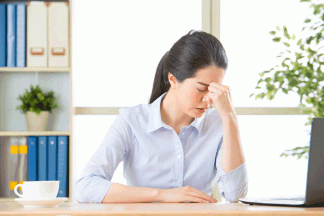 12. Nhức đầu mãn tính: Nếu bạn mắc chứng đau nửa đầu hoặc đau đầu một cách dày đặc, thậm chí phải dùng thuốc giảm đau thì đó có thể là triệu chứng ung thư não.
