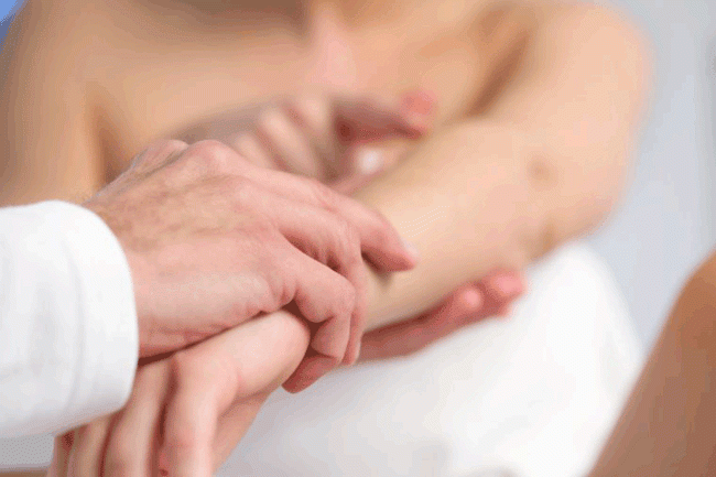 14. Da thay đổi bất thường: Ung thư da là loại ung thư phổ biến nhất ở Mỹ, nhưng nó cũng là một trong những bệnh khó phá hiện sớm nhất. Ung thư da là một bệnh khó chữa. Nếu thấy xuất hiện các vết nốt ruồi mới, có kích thước và hình dạng thay đổi, hãy tới gặp bác sĩ để tiến hành thăm khám và chẩn đoán.