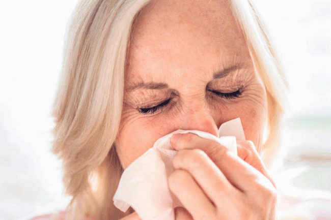 5. Ho mãn tính: Nếu bạn bị ho kéo dài 3 tuần trở lên mà không có các triệu chứng khác thường kèm theo như cảm lạnh hoặc dị ứng, nghẹt mũi, đó có thể là triệu chứng sớm của ung thư phổi.