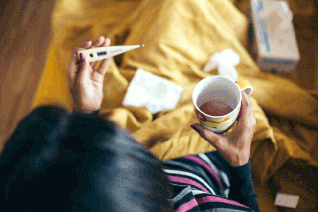 7. Sốt hoặc nhiễm trùng thường xuyên: Nếu bạn nhận thấy mình bị bệnh hoặc sốt thường xuyên hơn, đó có thể là dấu hiệu sớm bệnh ung thư máu. Bệnh này khiến cơ thể sản sinh ra các tế bào bạch cầu bất thường, làm suy yếu khả năng chống nhiễm trùng của cơ thể bằng cách làm suy yếu hệ thống miễn dịch. Chú ý đến các triệu chứng giống như cúm, đau nhức hoặc sốt nhưng không biến mất. Sốt có xu hướng xảy ra sau khi ung thư đã bắt đầu lan rộng.