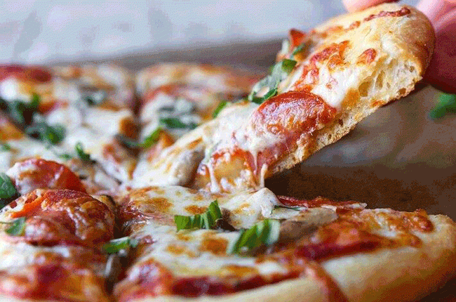 1. Pizza: Axit trong nước sốt cà chua có thể gây ra hiện tượng trào ngược axit và ợ nóng. Đặc biệt nếu ăn vào đêm khuya ngay trước khi ngủ, có thể gây áp lực lên dạ dày vốn đang rất vất vả để tiêu hóa rượu.