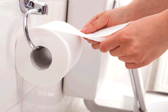 2. Cảm thấy đau hoặc nóng rát khi đi tiểu: Trong hầu hết các trường hợp, rất khó để phát hiện máu trong nước tiểu bằng mắt thường. Vì vậy, bạn nên lưu ý những dấu hiệu khác. Ví dụ, đau hoặc cảm giác nóng rát khi đi tiểu có thể là một dấu hiệu của ung thư bàng quang.