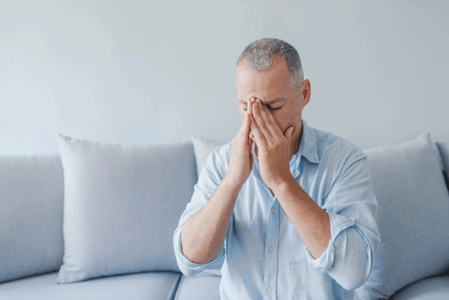 6. Cảm thấy mệt mỏi kéo dài: Thỉnh thoảng cảm thấy mệt mỏi không phải là vấn đề nghiêm trọng. Tuy nhiên, khi ung thư tiến triển, bạn có thể thấy mình mệt mỏi thường xuyên hơn trong thời gian dài. Theo Hiệp hội Ung thư Mỹ, sự mệt mỏi có thể ảnh hưởng tới công việc và các mối quan hệ là dấu hiệu của bệnh ung thư. Nếu bạn thấy cơ thể đi kèm với những dấu hiệu sức khỏe khác, hãy liên hệ với bác sĩ chuyên khoa.