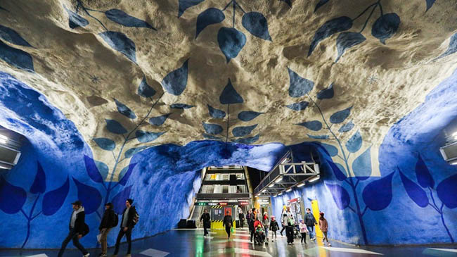 14. Tàu điện ngầm Stockholm là phòng trưng bày dài nhất thế giới. Thành phố được xây dựng trên đá, vì vậy các đường hầm được đào theo nghĩa đen . Mỗi trạm có thiết kế độc đáo của riêng mình. Do đó, khách du lịch rất thích đi tàu điện.