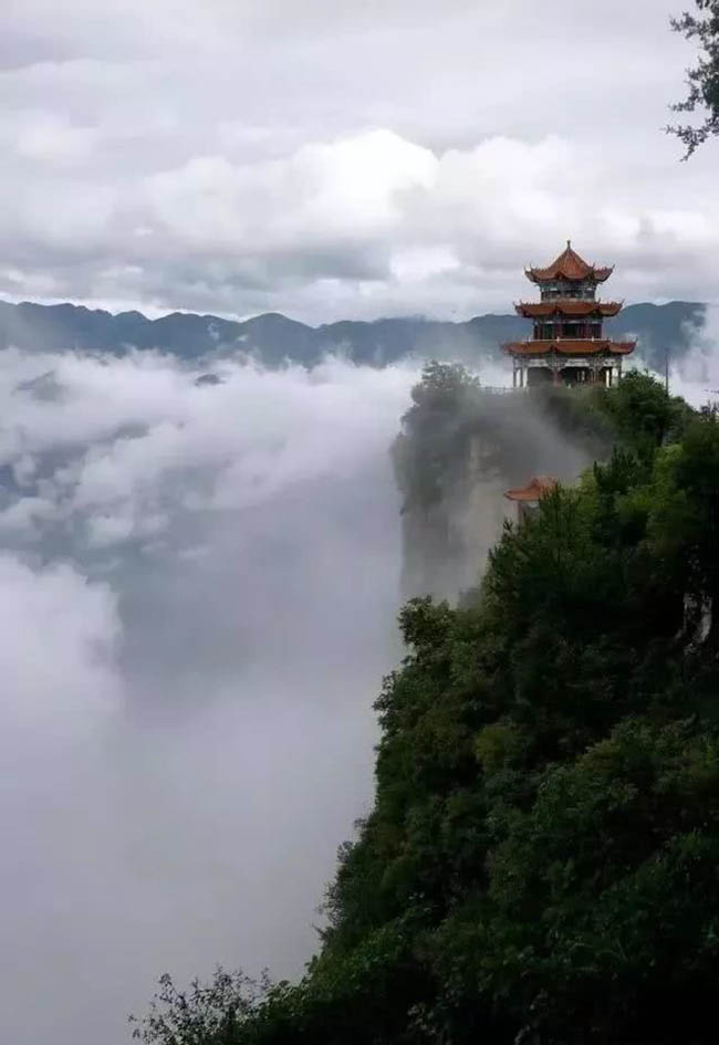 10. Núi Vô Tích ở Trùng Khánh có một ngôi đền rất cao, nguy hiểm và lạ lùng.
