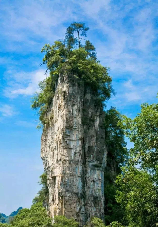 13. Ngôi đền nhỏ trên núi Quan Âm nằm tít trên đỉnh núi cao, được bao quanh là rừng rậm.