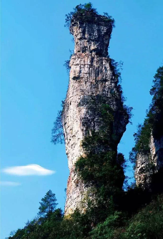 15. Đỉnh Phượng Vĩ ở Quý Châu vẫn còn tàn tích của một ngôi đền cổ. Ngôi đền này rất hiếm khi có du khách ghé đến vì nó nằm ở vị thế rất hiểm trở.